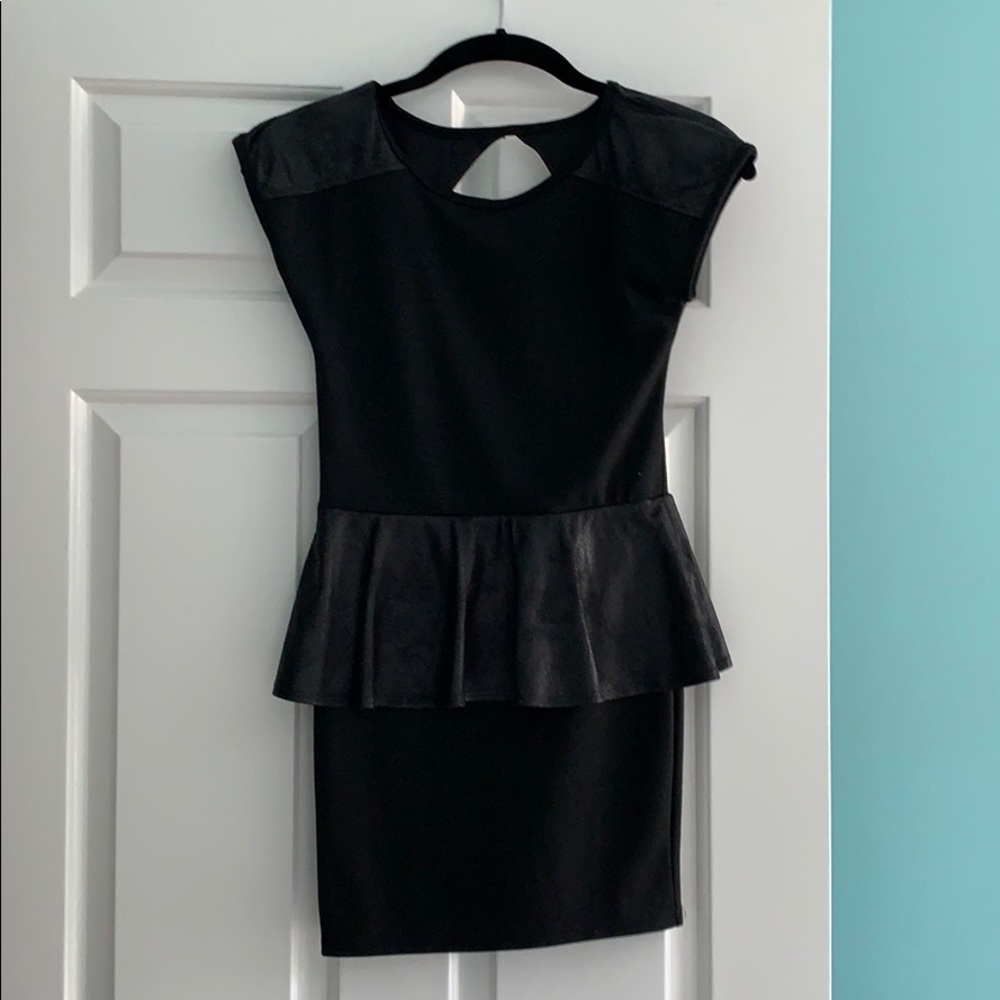 Sexy dress with leather compliments